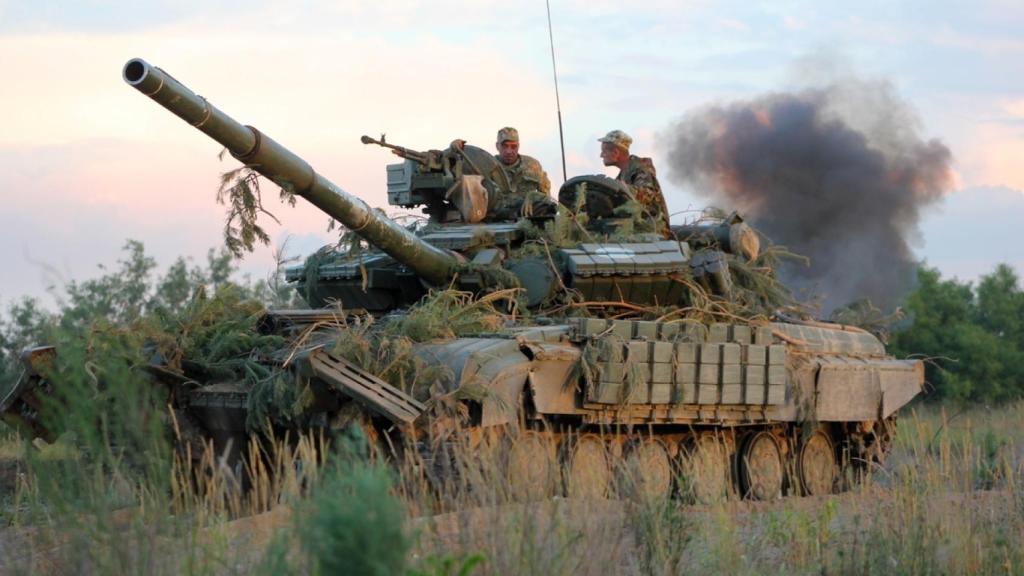 Diseñado en los años 60, fue el orgullo de la flota de carros soviética y, desde la caída de la Unión Soviética, el T-64BV ha sido el corcel predilecto de Ucrania. Prácticamente es el único país que lo utiliza.