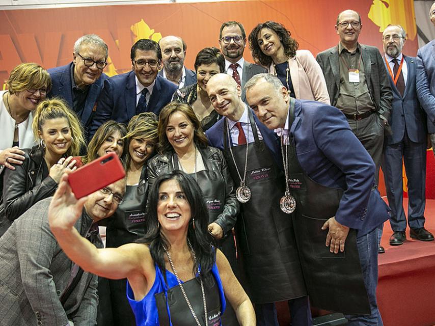 Manuel Juliá, arriba a la izquierda, junto a los embajadores de Fenavin 2019.