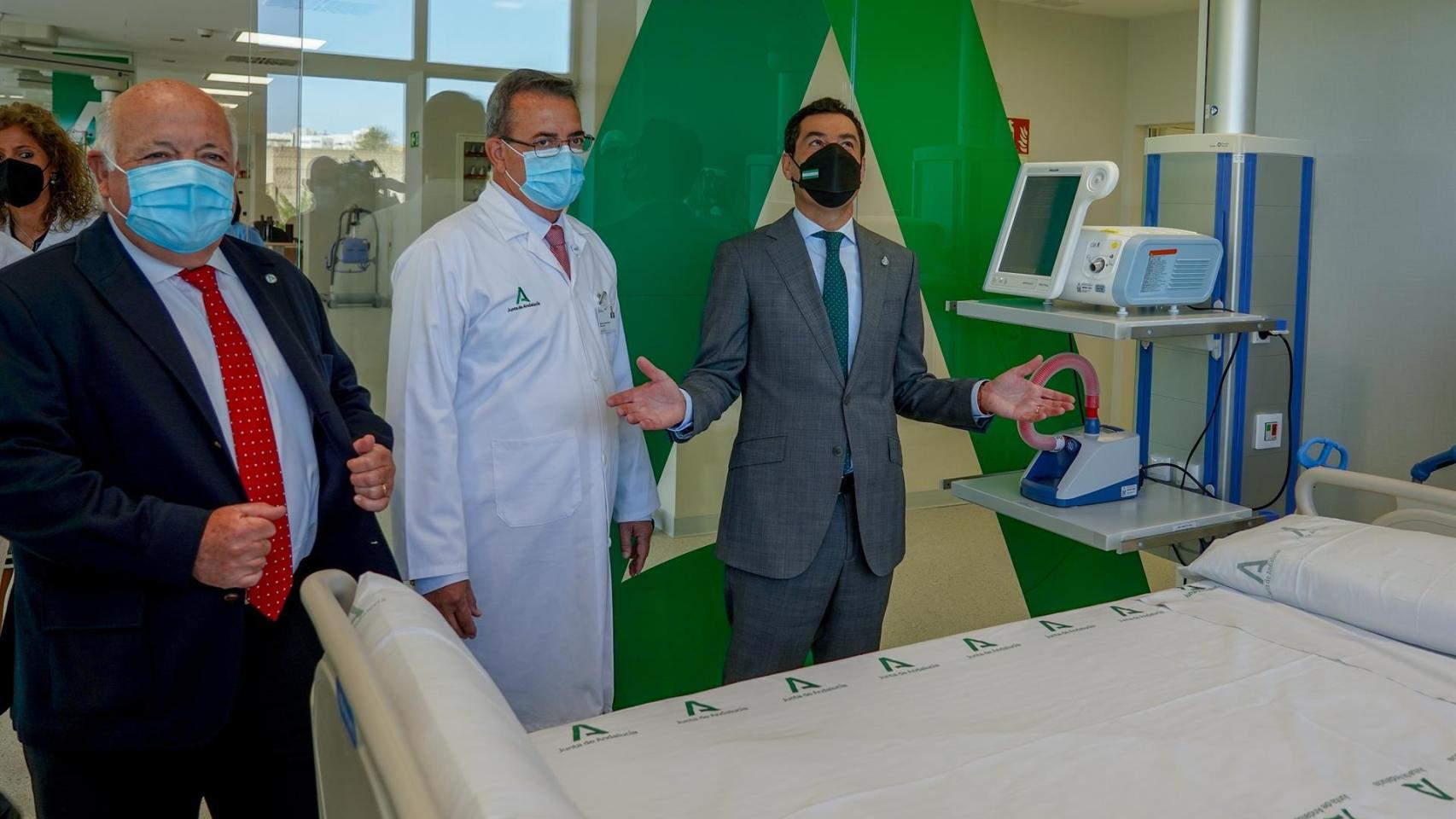 El presidente de la Junta de Andalucía, Juanma Moreno, en la inauguración del área quirúrgica del Hospital Militar de Sevilla.
