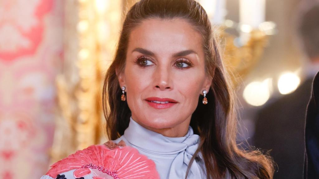 Detalle de los pendientes de la reina Letizia.
