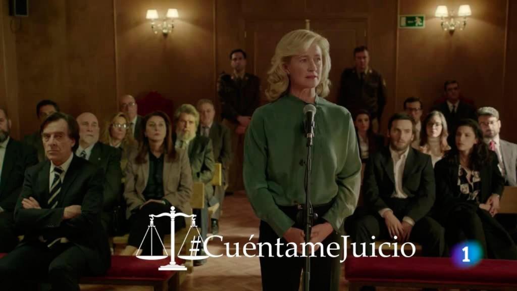 Merche Alcántara (Ana Duato) declara en un juicio.