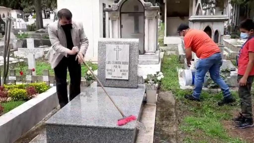 Miguel Polaino-Orts, limpiando la tumba de Luis Cernuda en México y poniéndole flores, en una visita anterior.