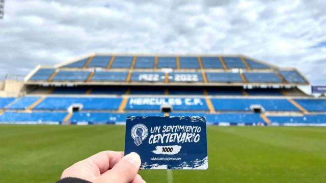 El Hércules presenta el carnet del centenario mientras aspira a la fase de ascenso.