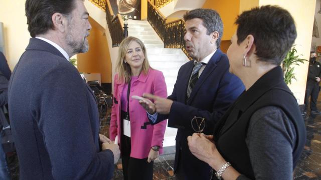 Luis Barcala, Rosa Ruiz, Carlos Mazón y Esther Castellano charlan antes de abrir el foro de turismo de salud.