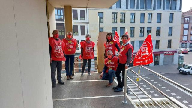 CCOO y UGT se encierran en el edificio de Correos de León para denunciar el desmantelamiento del servicio postal