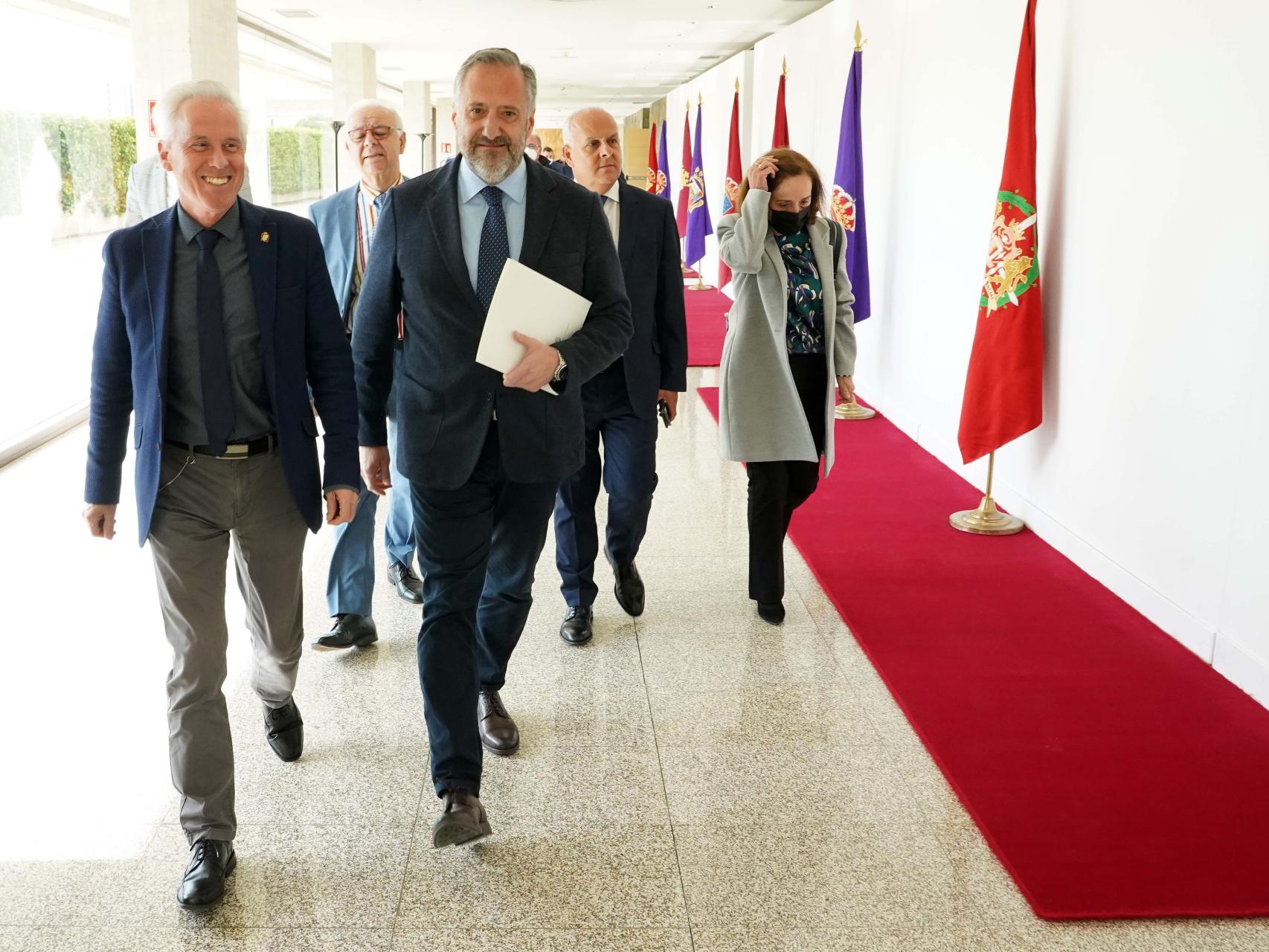 El presidente de las Cortes, Carlos Pollán, a su llegada a la inauguración del Certamen de Lectura en Público, este jueves. / ICAL