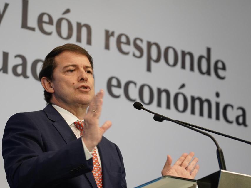 El presidente de la Junta, Alfonso Fernández Mañueco, durante la rueda de prensa posterior al Consejo de Gobierno de este jueves. / ICAL