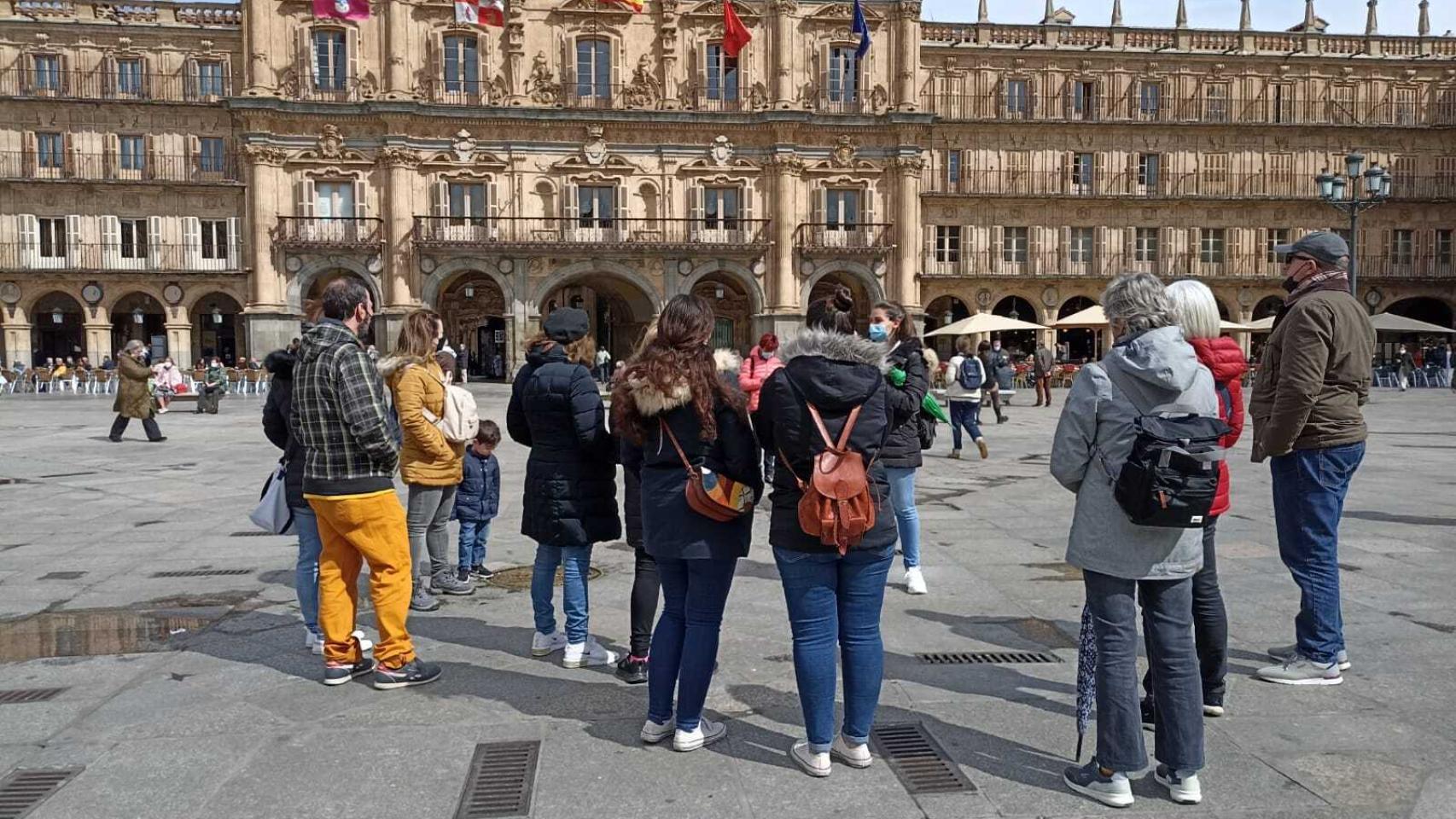 Turistas en la Plaza Mayor de Salamanca en una imagen de archivo.