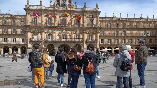 Turistas en la Plaza Mayor de Salamanca en una imagen de archivo.