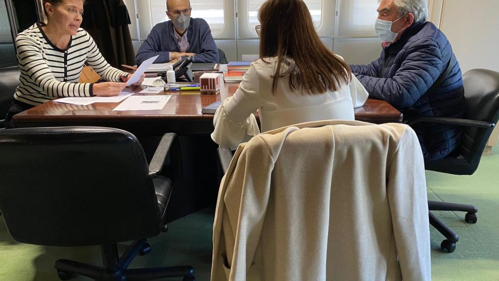 Delegada de la Junta en Zamora, Clara San Damián, con alcalde de El Piñero