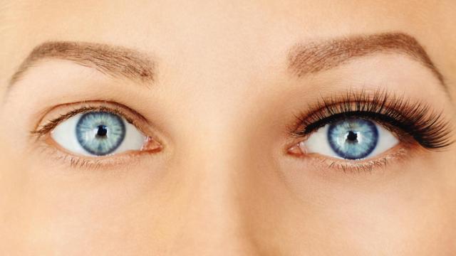 Aprende a retirar las extensiones de pestañas en casa.