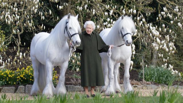 La fotografía que el palacio de Buckingham ha distribuido con motivo del 96 cumpleaños de la reina Isabel II.