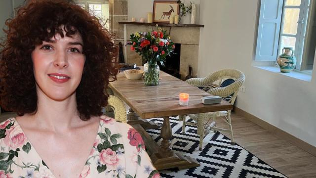 Brianda Fitz-James junto a su casa en Cantabria en un montaje de JALEOS.