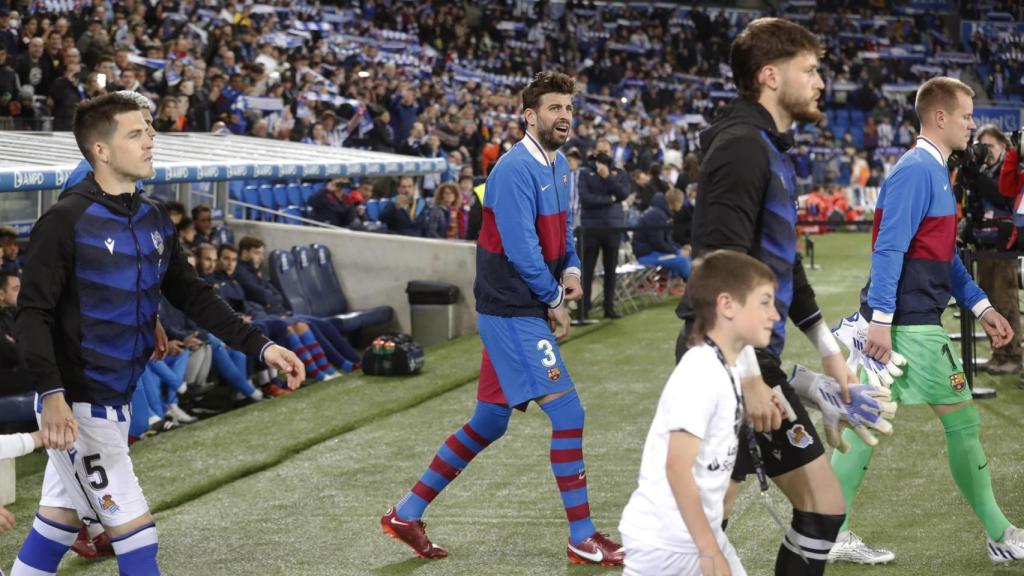 Piqué saliendo a Anoeta antes del Real Sociedad - Barça