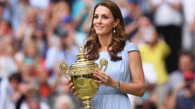 Kate Middleton, con el trofeo de Wimbledon en 2019.