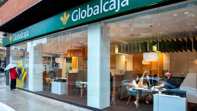 La fachada de la oficina de Globalcaja ubicada en la calle Santiago de Albacete.