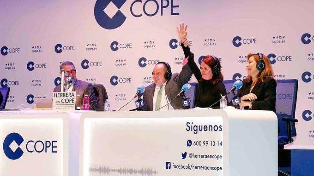 El alcalde de Albacete, Emilio Sáez, este miércoles con Carlos Herrera y María José Navarro, en el programa de Cope desde el Teatro Circo