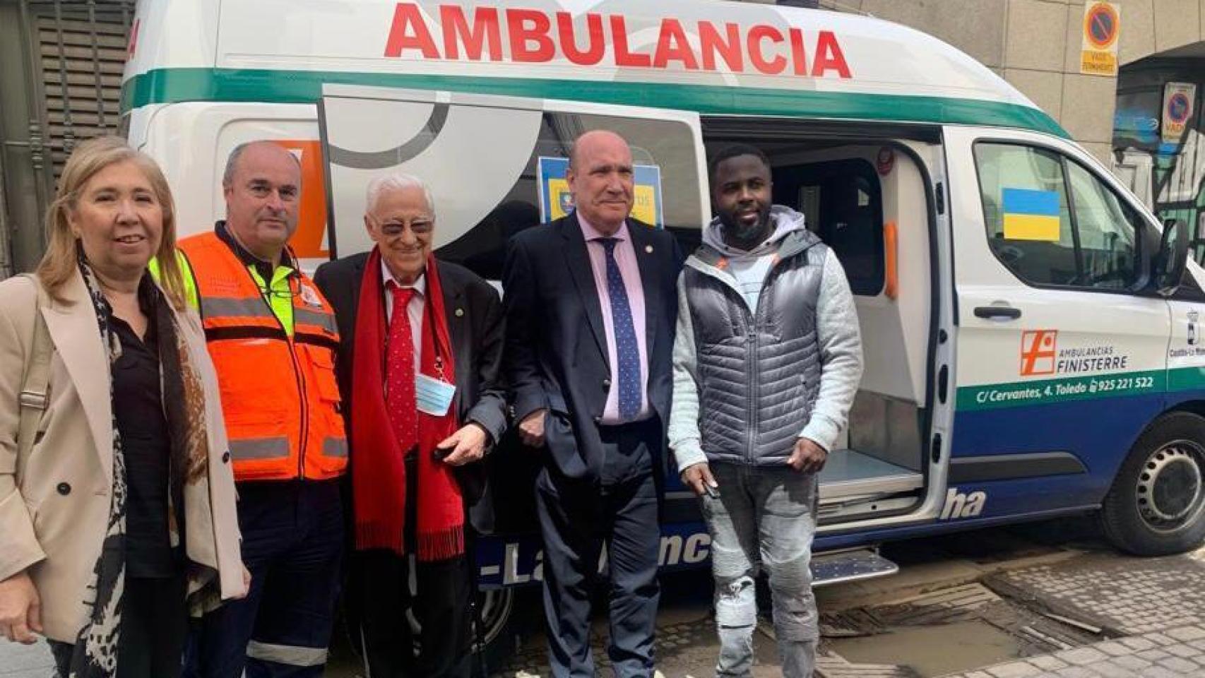 Gerentes y personal de Ambulancias Finisterre junto al Padre Ángel y voluntarios de Mensajeros de la Paz.