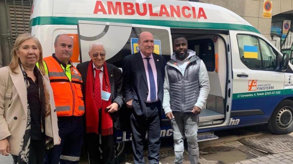 Gerentes y personal de Ambulancias Finisterre junto al Padre Ángel y voluntarios de Mensajeros de la Paz.
