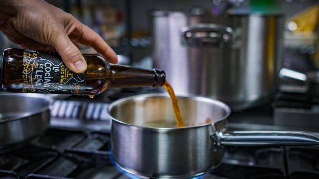Arriaca ha presentado 'La Cocina de Leña', una cerveza pensada para cocinar con ella.