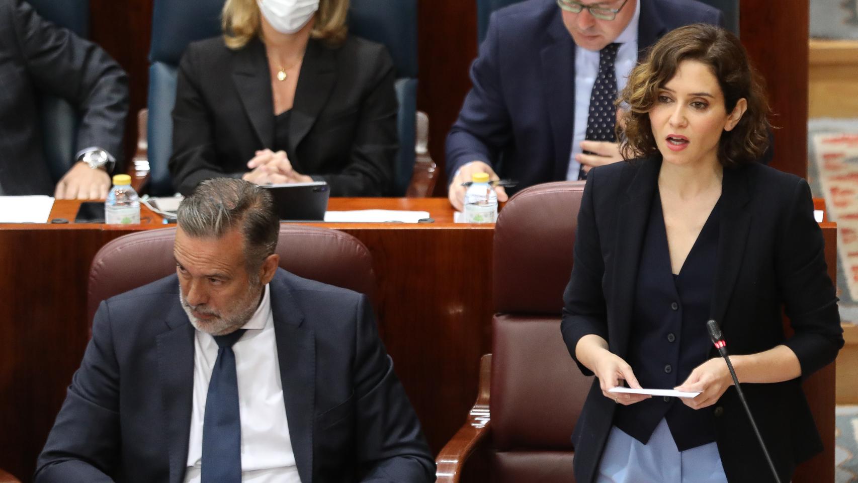 El consejero de Presidencia, Justicia e Interior, Enrique López y la presidenta de la Comunidad de Madrid, Isabel Díaz Ayuso.