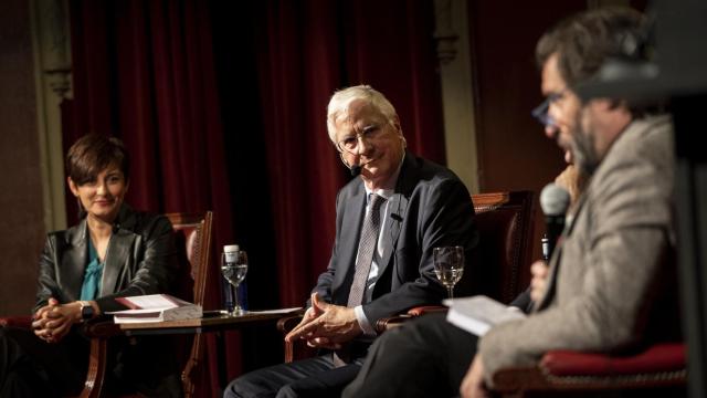 José María Barreda, expresidente de Castilla-La Mancha (2004-2011), presenta sus memorias en Madrid junto a la la ministra portavoz, Isabel Rodríguez.