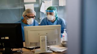 Dos trabajadores de un centro sanitario utilizando un ordenador.