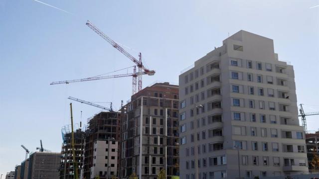 Imagen de archivo de la construcción de una promoción de viviendas.