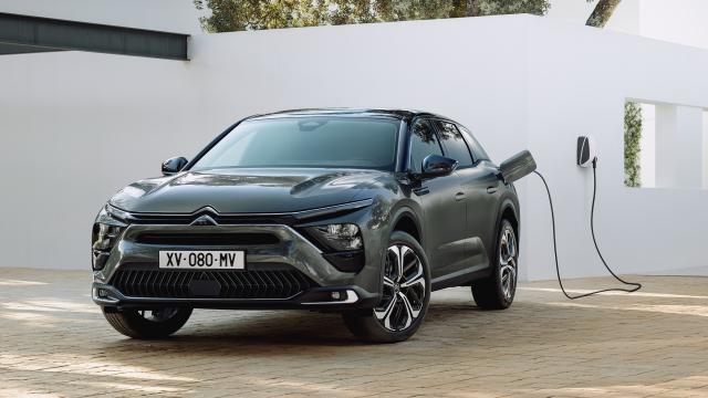 La versión híbrida enchufable puede llegar hasta los 50 kilómetros en modo eléctrico.