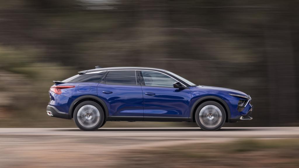 Su silueta deja ver una carrocería de 4,80 metros de largo, en la que destaca el largo capó y la línea del techo estilo coupé.