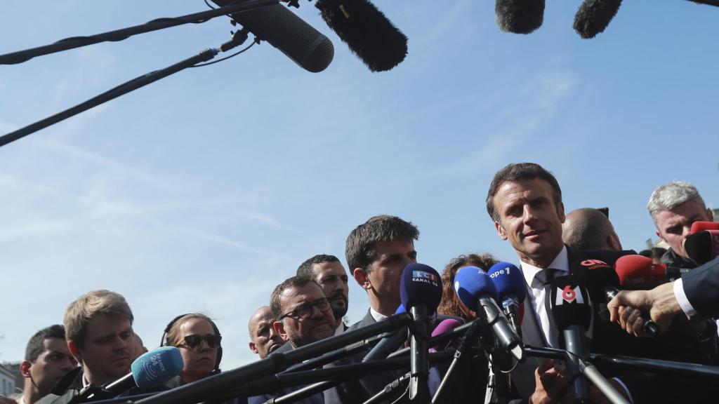 Macron, en su visita de este jueves en Saint-Denis.