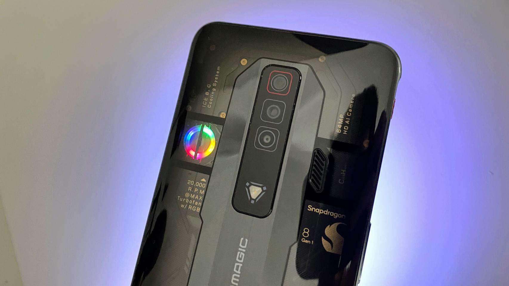 El Nubia RedMagic 7 tiene un ventilador que se ilumina durante las partidas.