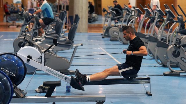 Varias personas practican deporte en máquinas en un gimnasio en Santiago de Compostela.