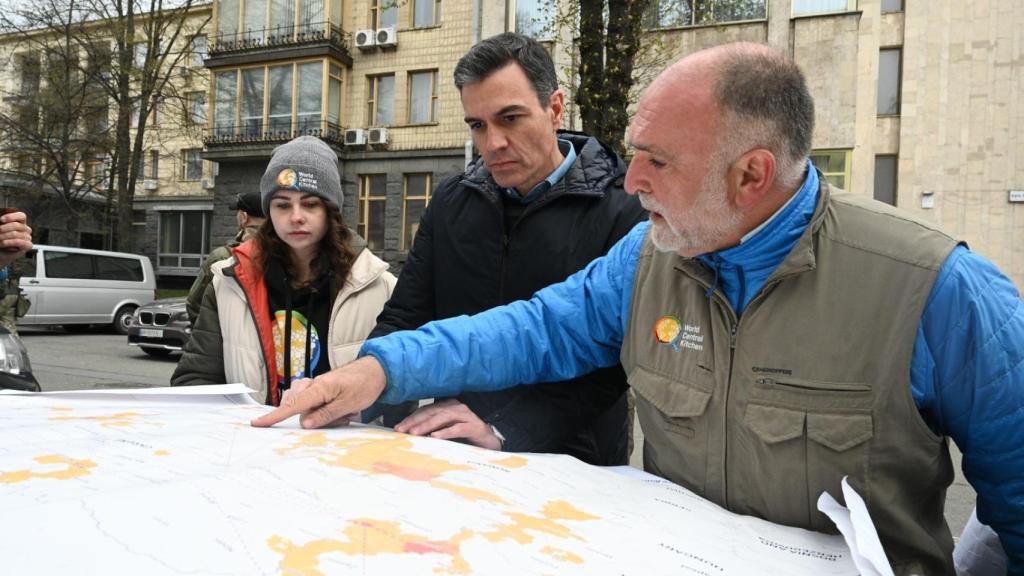 Tres círculos de seguridad, José Andrés y dos fosas en Borodyanka: así fue el viaje de Sánchez a Kiev