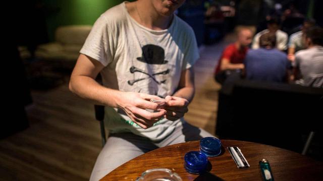 Un joven consume cannabis