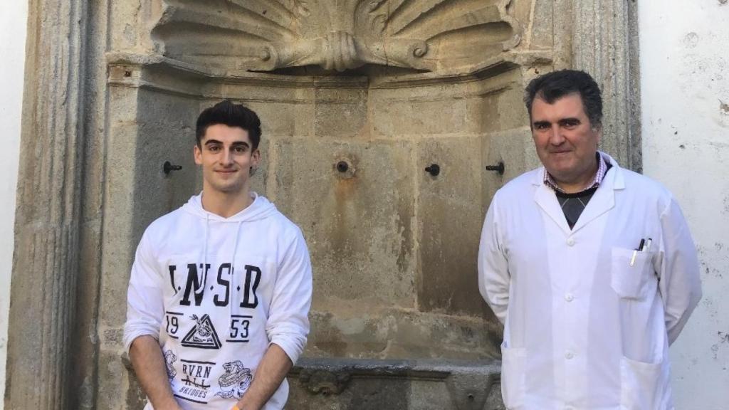Pablo Gómez, con su profesor de biología, Julián Barrios, en el claustro del centro IES Ramón Olleros
