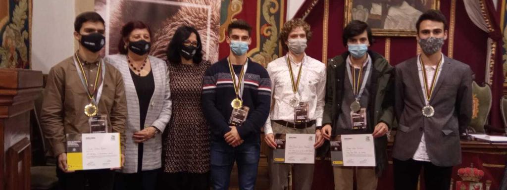 Entrega de premios en la que Pablo Gómez García recibe la medalla de oro por su tercer puesto (junto a otros medallistas, la Delegada de la AOEB, Consuelo Sánchez y Leticia)