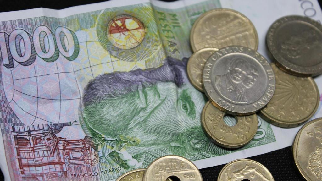 Los españoles pagan en pesetas.