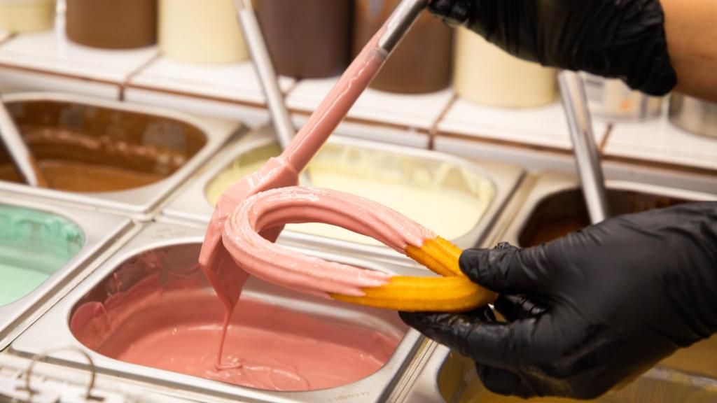 Un churro bañado en salsa.