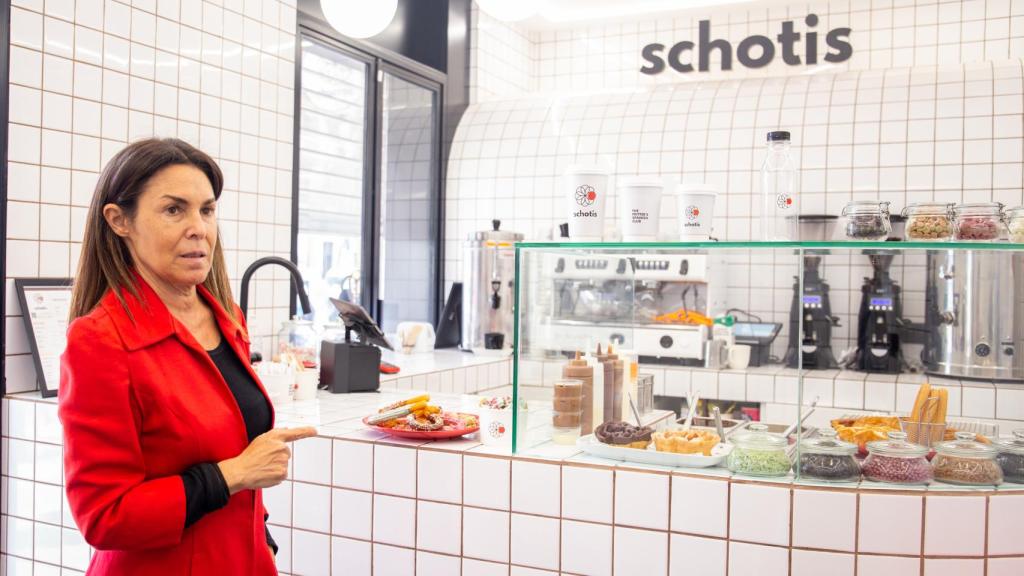 Sandra, ante el mostrador de su churrería.