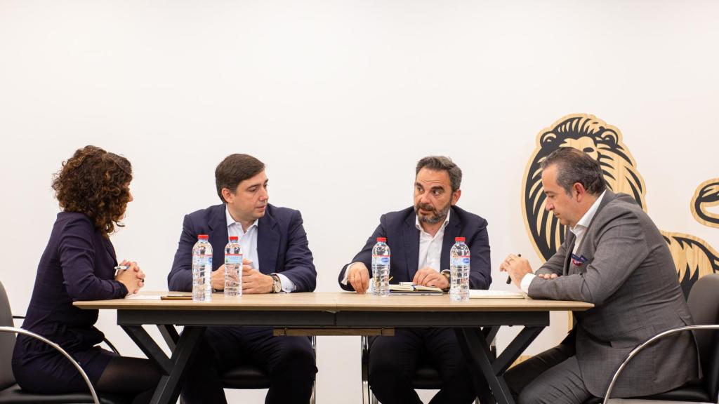 Juan Rosas, director de negocio y laboratorio de clientes en EVO Banco;  Marco Piña, director del Sur de Europa en Nuance Communications; y José Antonio Cano, director de análisis e investigación de IDC en un momento del encuentro de D+I.  FOTO: Pablo Ramírez.