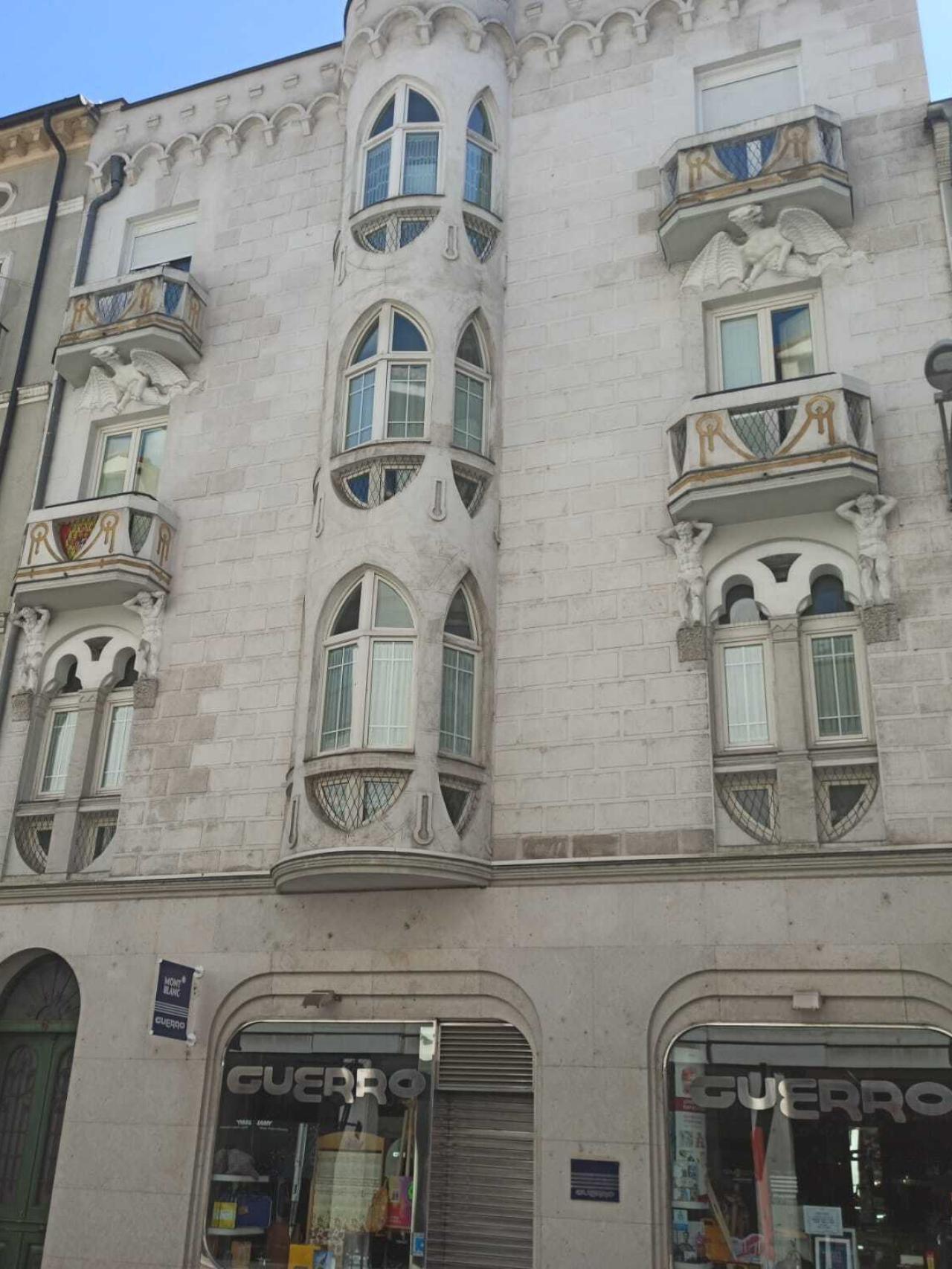 Edificio número 6 de la calle Cánovas del Castillo