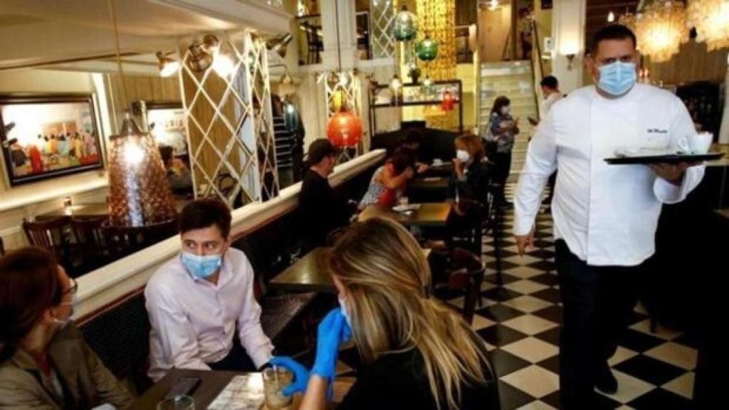 Una familia con mascarilla en una ciudad española. Europa Press