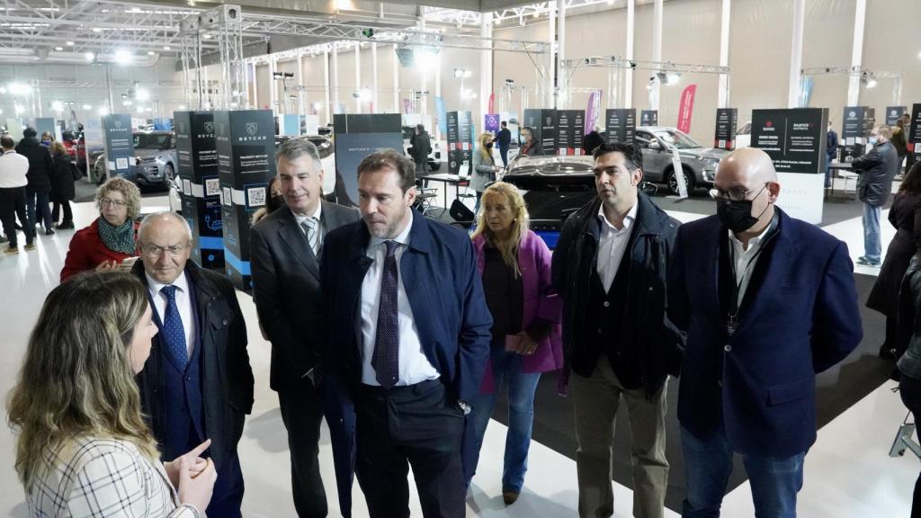 Óscar Puente, en su visita al I Salón del Vehículo Híbrido y Eléctrico