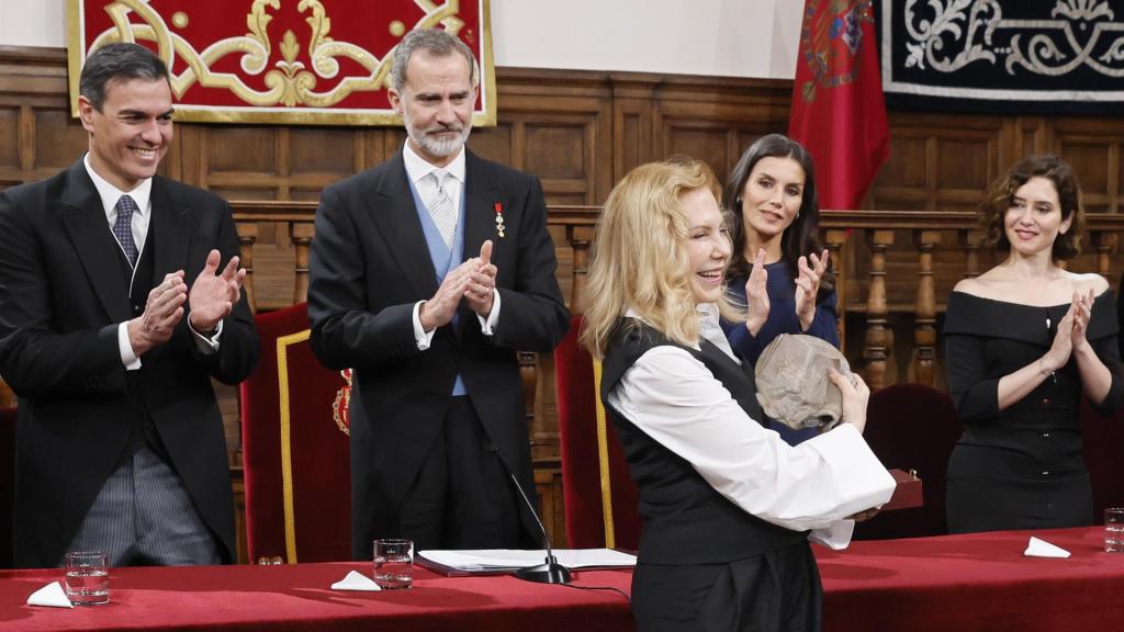 Cecilia Roth recoge el Cervantes en nombre de Cristina Peri Rossi, de manos de los reyes de España. Foto: Casa Real