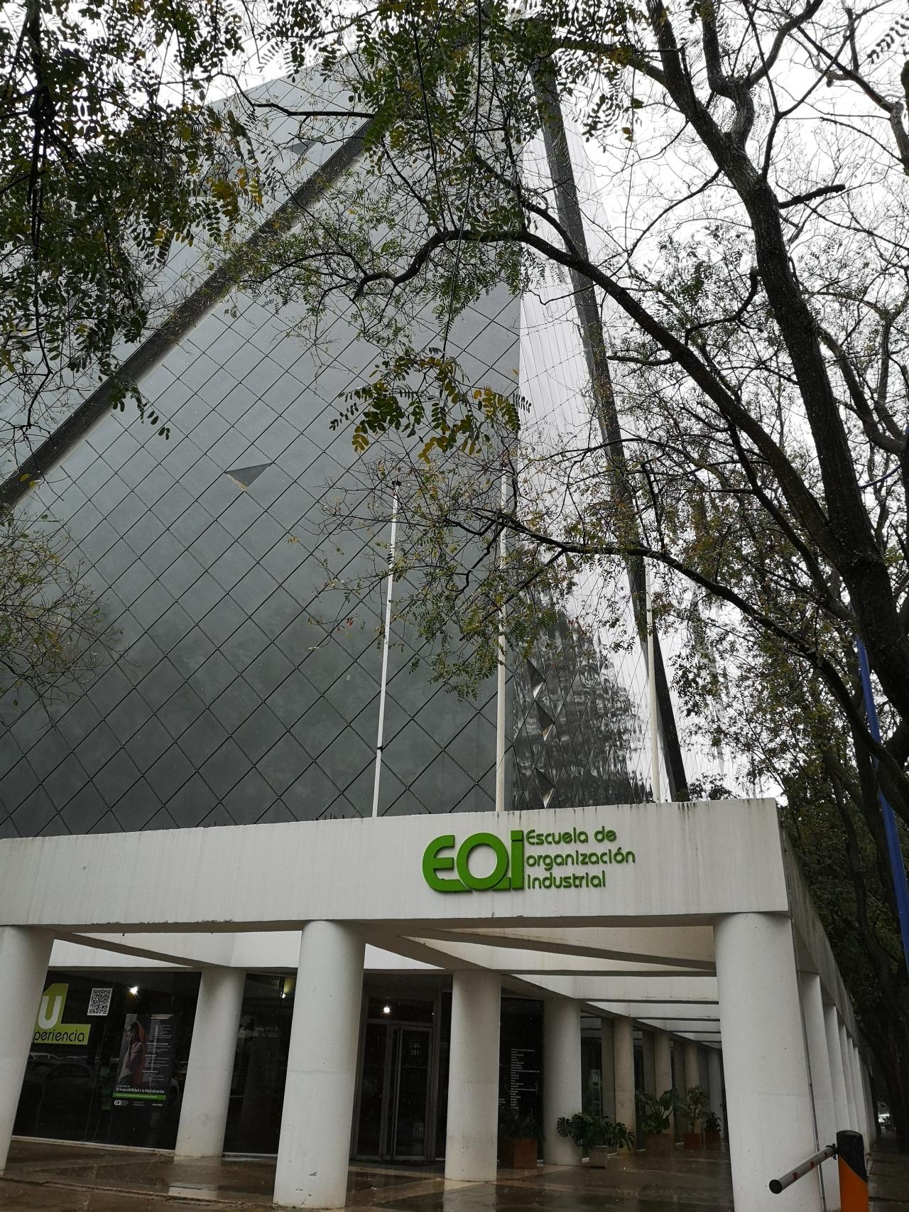 El Pabellón de Canadá y actual Escuela de Organización Industrial, una de las primeras instituciones que se establecieron en el entonces Cartuja 93.