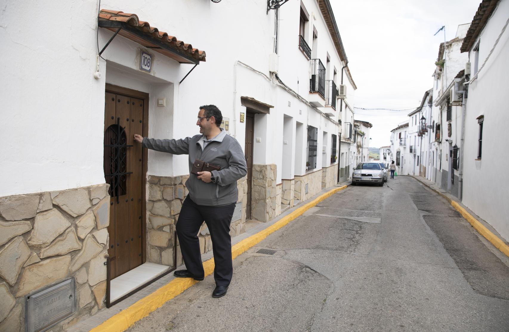 Manolo, agente de seguros de decesos en Jimena de la Frontera, Cádiz.
