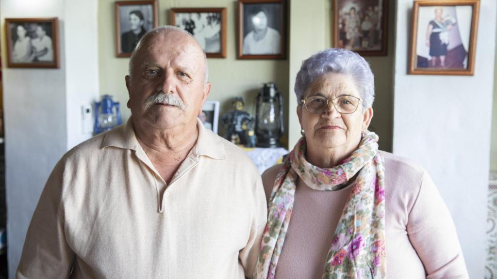Diego Rocha e Isabel Sarrias, en su casa de Jimena de la Frontera.