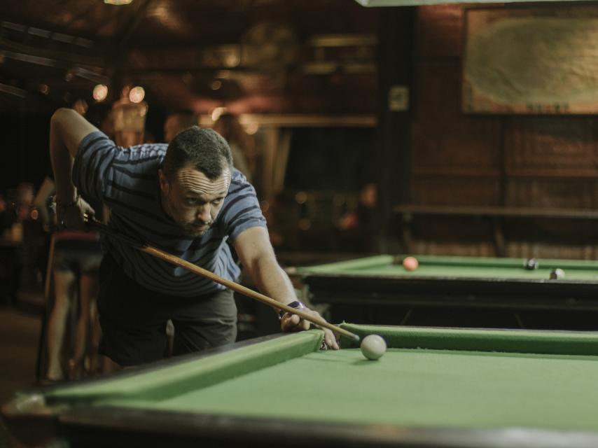 Roberto jugando al billar en septiembre de 2015, en Laos.