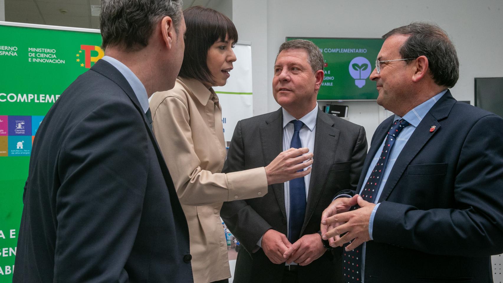 La ministra Diana Morant y Emiliano García-Page, en el centro, este viernes en Puertollano (Ciudad Real).